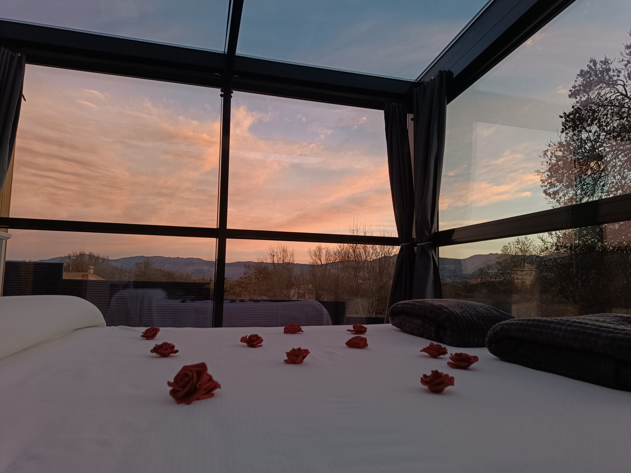 Decoración romántica en atardecer Gredos Estelar